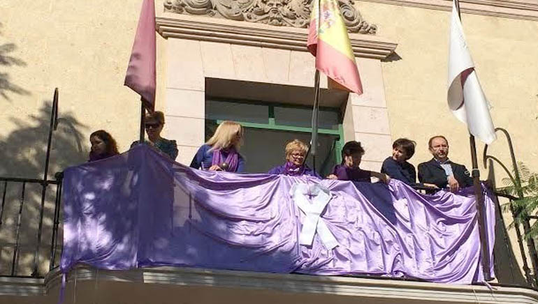 Pancarta de color lila en el Ayuntamiento en rechado a la violencia de gnero